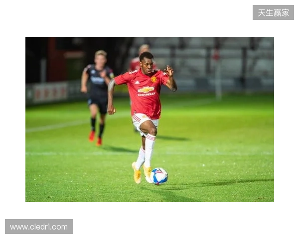 陕西联合官宣：27岁瑞典籍身高1米85中场伊兰杜斯特正式加盟球队